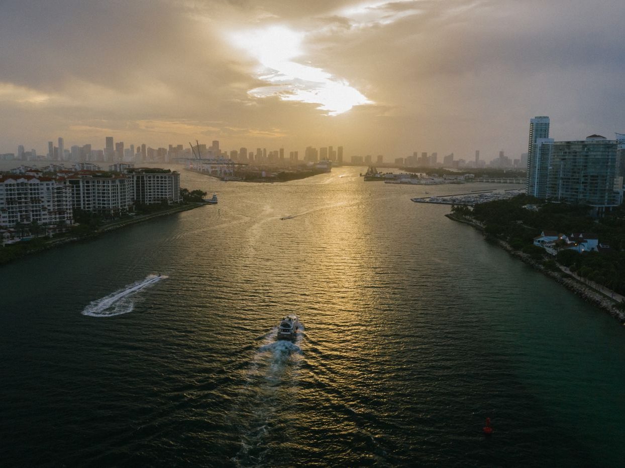 El puerto de Miami al atardecer, con la línea del centro al fondo